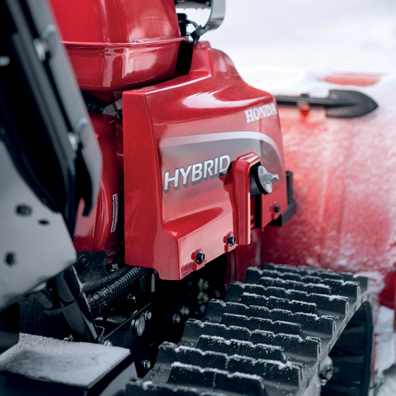 Spazzaneve Honda HSM 1380 I con cingoli robusti, progettato per garantire trazione e stabilità su terreni innevati. shopdacanal.com