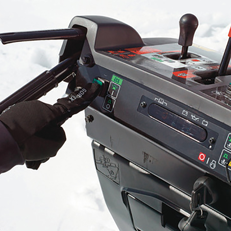 Spazzaneve Honda HSM 1380 I con comandi avanzati, progettato per un utilizzo facile e intuitivo durante la rimozione della neve. shopdacanal.com.