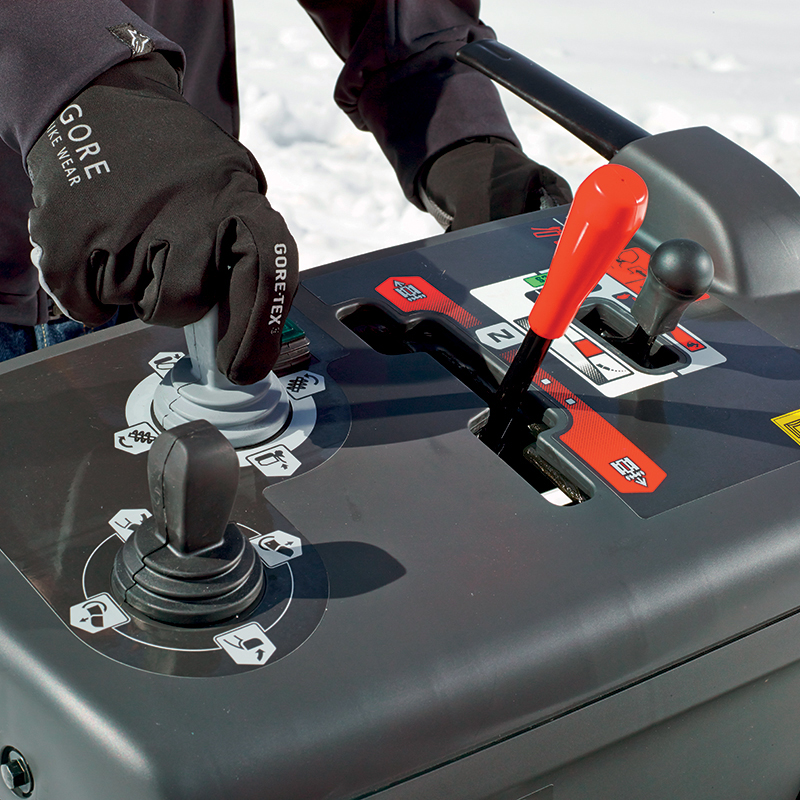 Spazzaneve Honda HSM 1380 I con comandi ergonomici, progettato per un utilizzo semplice e intuitivo nella rimozione della neve. shopdacanal.com.