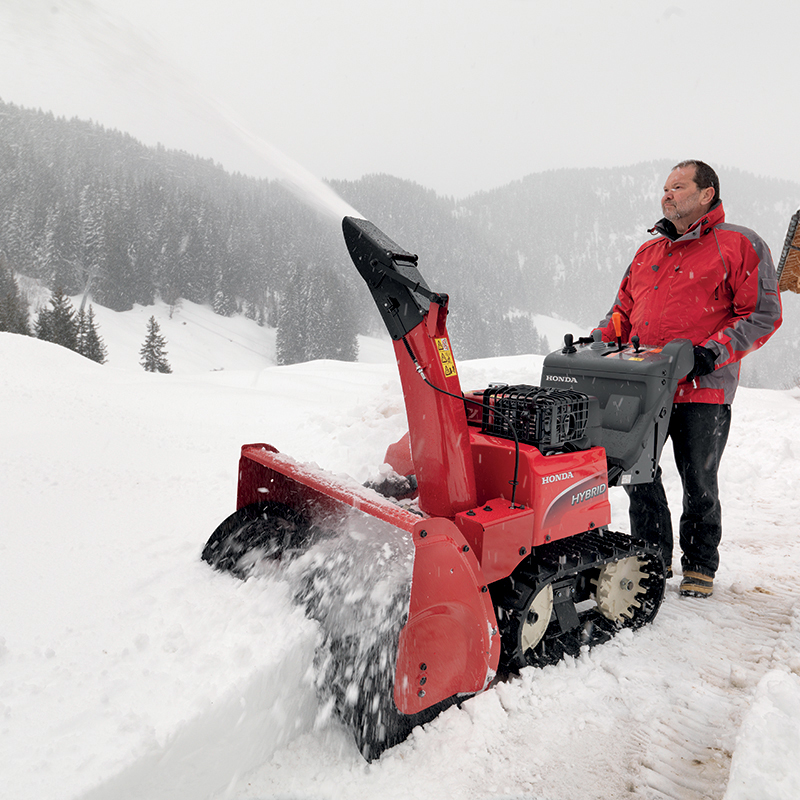 Spazzaneve Honda HSM 1380 I in azione, progettato per una rimozione efficace della neve su superfici esterne. shopdacanal.com