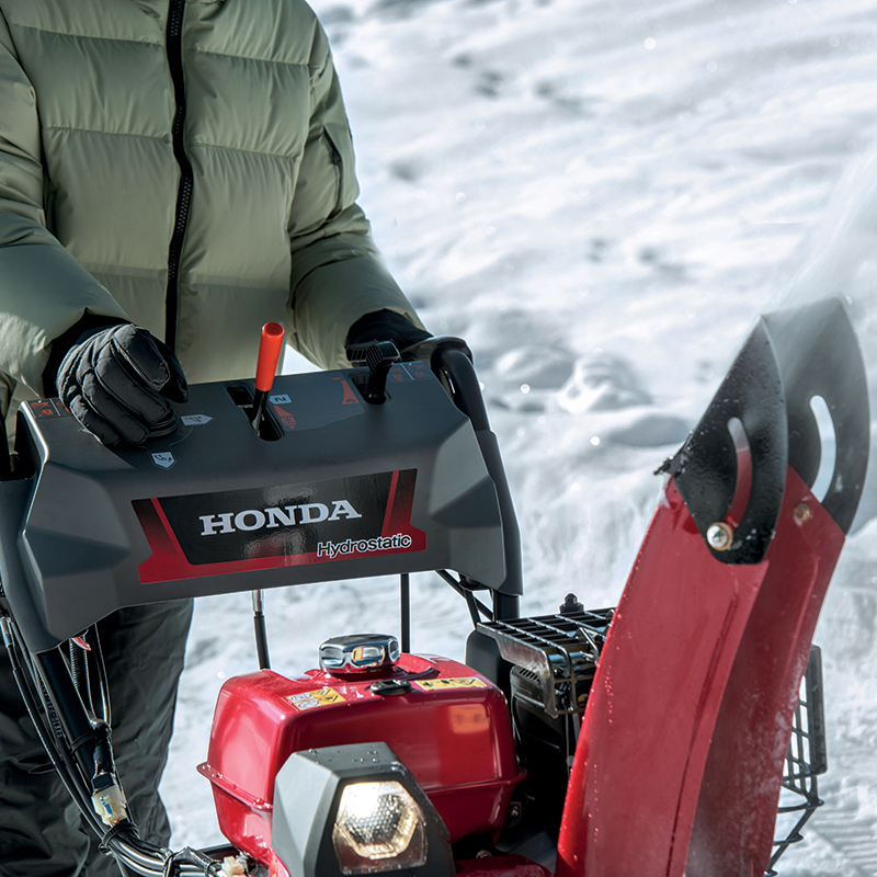Spazzaneve Honda HSS 1380A ETD con comandi avanzati, progettato per un utilizzo facile e intuitivo nella rimozione della neve. shopdacanal.com.