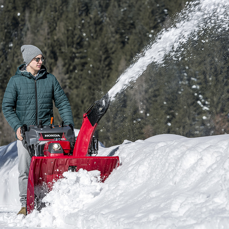Spazzaneve Honda HSS 1380 ETD in azione, progettato per una rimozione efficace della neve su superfici esterne. shopdacanal.com.