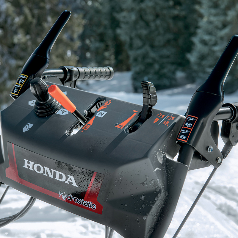 Spazzaneve Honda HSS 760 AET con comandi avanzati, progettato per un utilizzo intuitivo e facile durante la rimozione della neve. shopdacanal.com.