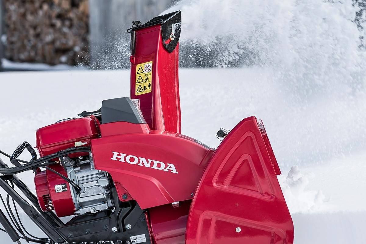 Spazzaneve Honda HSS 760 AETD con camino regolabile, progettato per un'efficace distribuzione della neve durante l'uso. shopdacanal.com