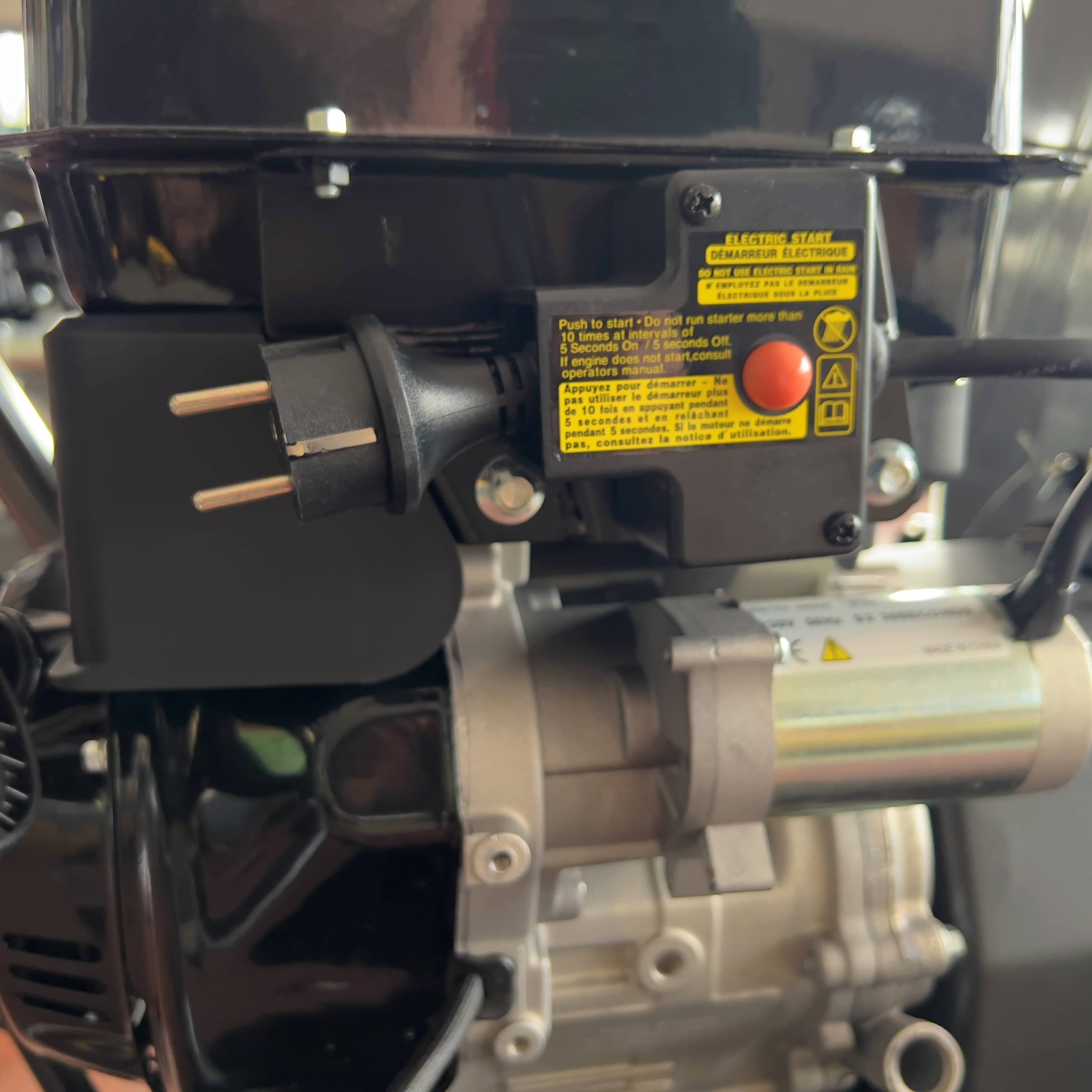 Dettaglio del sistema di accensione elettrica del motore del spazzaneve Rato, con cavo e pulsante rosso per un avvio facile e veloce. shopdacanal.com