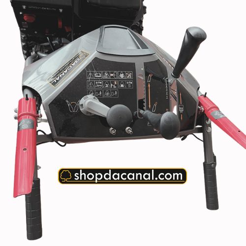 Dettaglio comandi spazzaneve Rato 1330, sistema di comandi semplice ef intuitivo.Shopdacanal.com