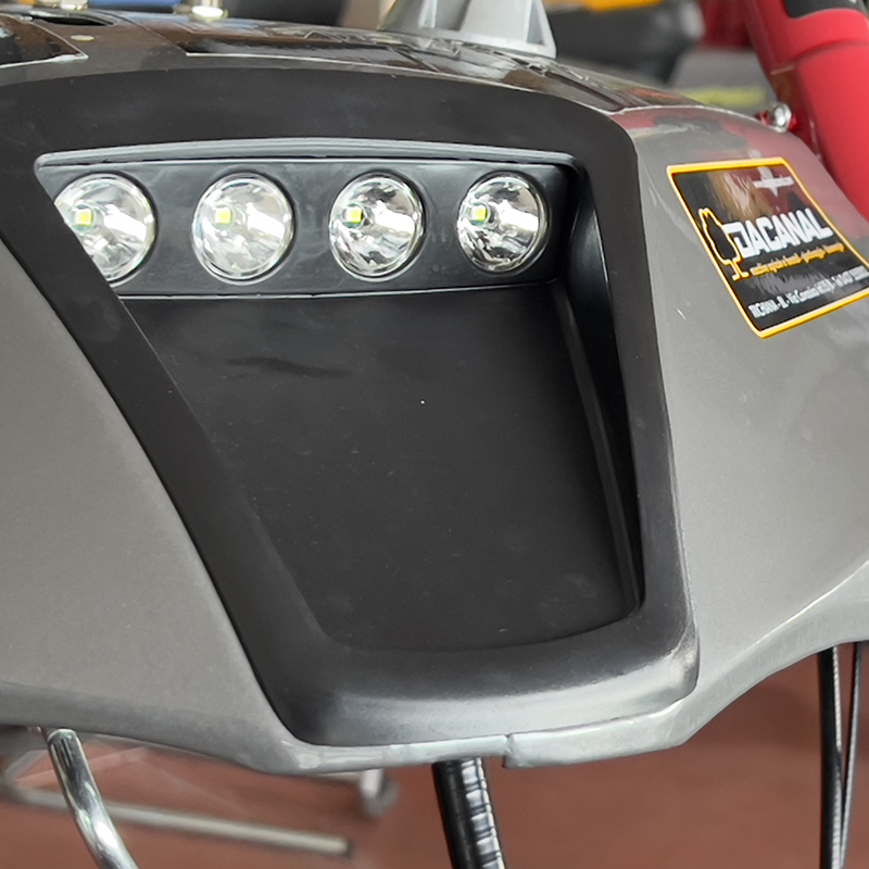 Dettaglio luci led spazzaneve Rato 1330, per una visione efficace durante il lavoro notturno.shopdacanal.com