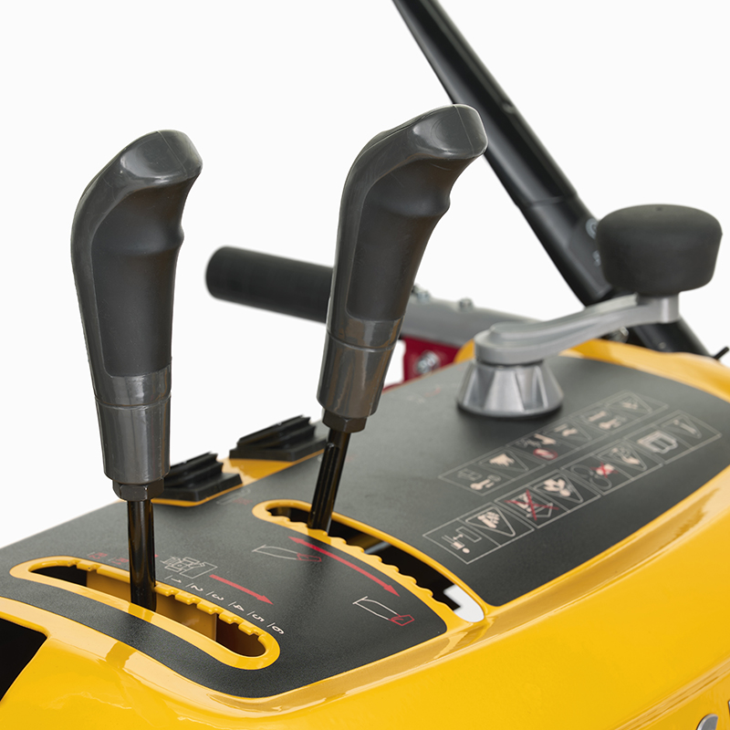 Spazzaneve STIGA ST 5266 P con comandi ergonomici per un utilizzo facile e intuitivo durante la rimozione della neve. shopdacanal.com