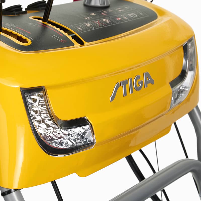 Spazzaneve Stiga ST 5266 P TRAC con fari illuminanti, progettato per una rimozione efficace della neve anche in condizioni di scarsa visibilità. shopdacanal.com.